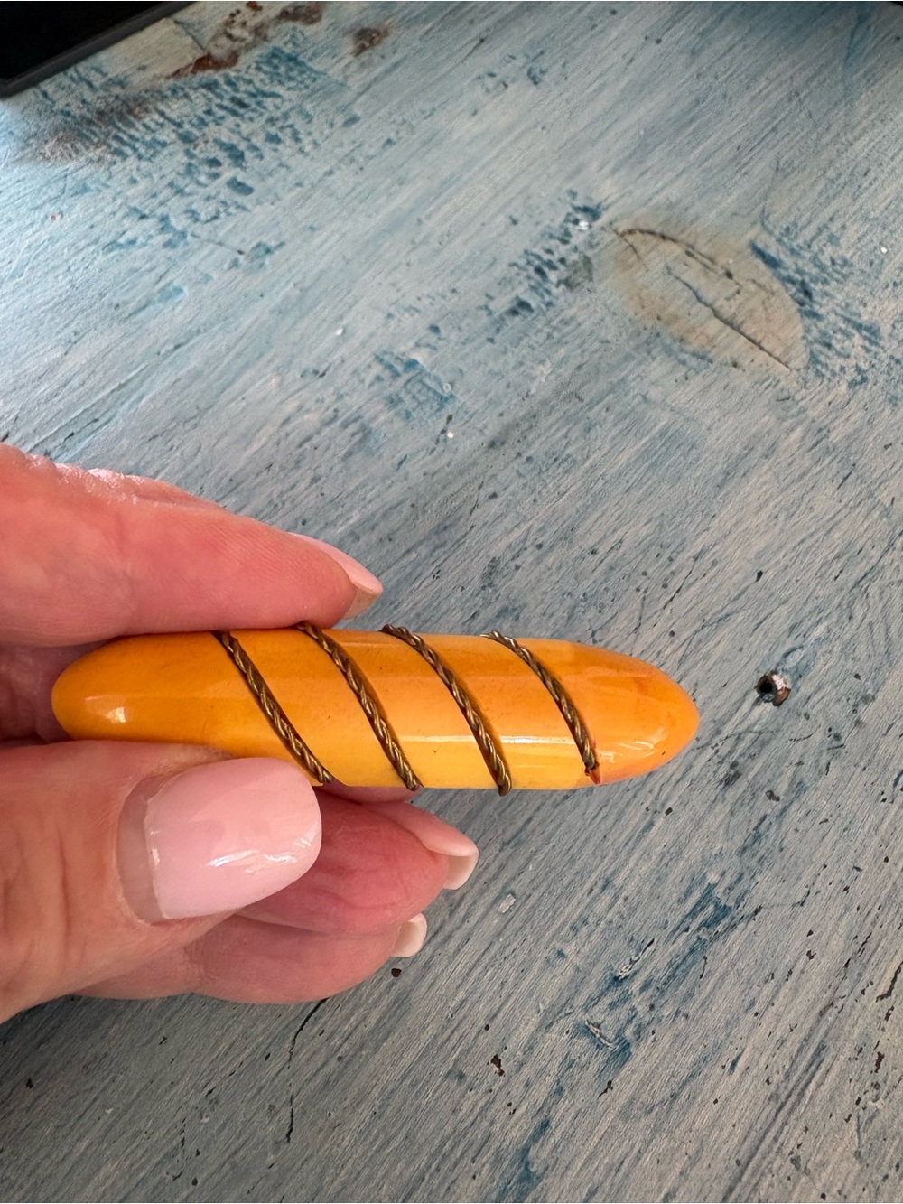 Bakelite Vintage Butterscotch Resin Bar Pin w/Twisted Gold Decorative Rope Inlay - Picture 7 of 14